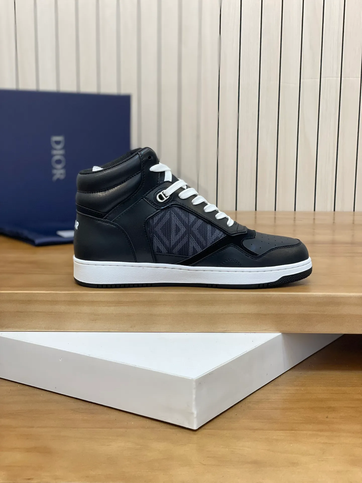 Men's shoes: 💰P460¥ Product trademark: Dior* "Dior*" high-top casual shoes Regular size: 38-44 (can be customized to 45.46) Product materials: Upper imported cowhide stitched with original fabric, breathable lining, original outsole. Number: 1006